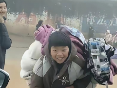 [快讯]破防了！放寒假小学生背着一堆行李笑容藏不住