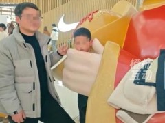 小孩哥“钻”进财神爷怀里出不来了！！（图）