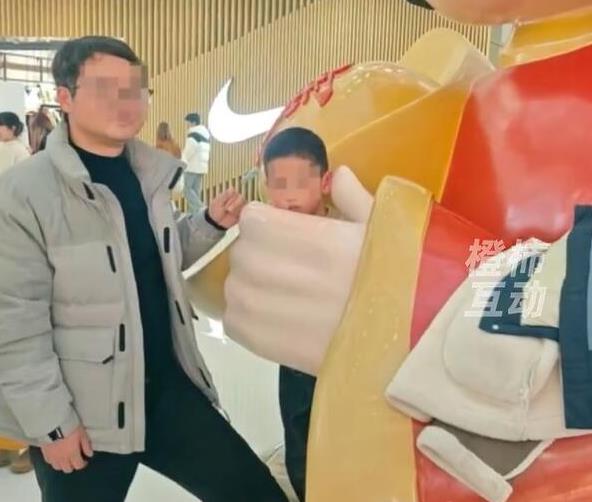 小孩哥“钻”进财神爷怀里出不来了