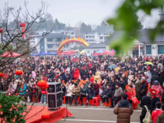 [快讯]在苗寨沉浸式过年 抓鱼又追猪 体验侗家年味