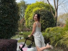 [快讯]卢靖姗穿礼服高跟鞋遛娃 精致育儿引热议