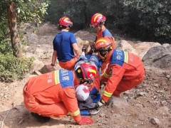 [快讯]男子登山不慎滑倒 多方救援 装备不当险酿祸