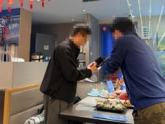 [快讯]一桌菜进泔水桶 探店歪风该刹了 浪费食物博眼球