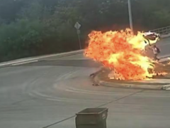 [快讯]美一摩托车失控起火冲向路边学生 骑手摔落后全身着火