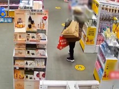 [快讯]女子20分钟偷48件商品被拘 盗窃成瘾再落网
