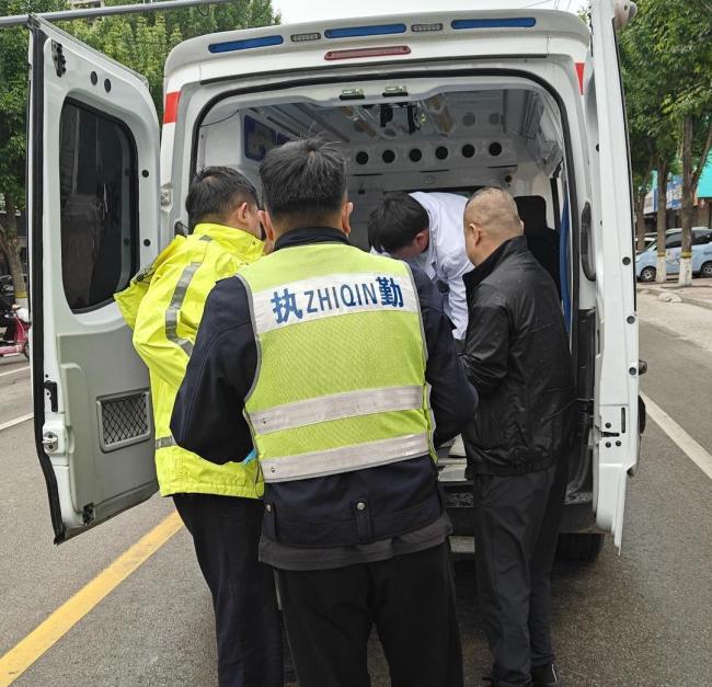 老人骑车摔倒 民警迅速救助 紧急救援暖人心