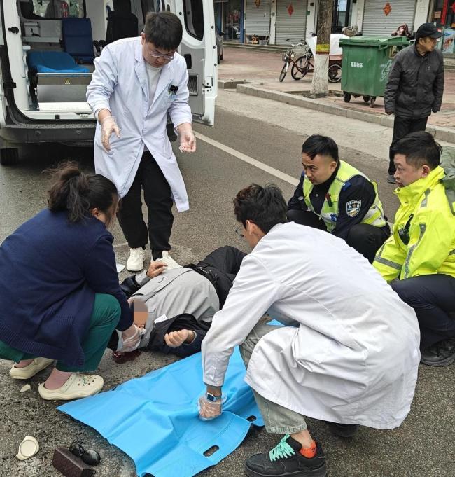 老人骑车摔倒 民警迅速救助