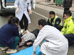 [快讯]老人骑车摔倒 民警迅速救助 紧急救援暖人心
