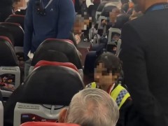 [快讯]南航称怒怼空乘女子非自家员工 涉事者身份引发热议