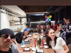 周杰伦拿到人生第一个网球冠军，冠军家属昆凌上线！
