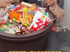 女乞丐NPC被游客们投喂零食走红！！（图）