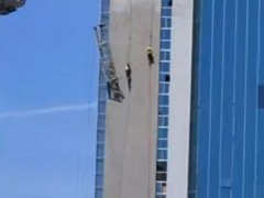 [快讯]吊篮断裂两名工人抱住绳索被困高空 消防成功救援