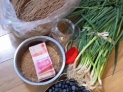 婆婆以为儿媳手机坏了 塞了一万现金！！