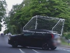 [快讯]英国司机车顶球门上路被查 自摆乌龙受罚
