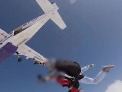 [快讯]天津一高空跳伞项目发生事故2人遇难 跳伞溺水致悲剧