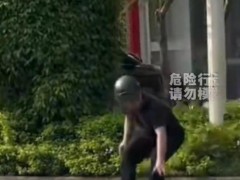 男子“徒手”抓蛇操作云淡风轻 马路捕蛇侠获赞[快讯]