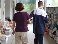 女孩抱着残疾同学走出高考考场 母爱助力梦想飞翔[快讯]
