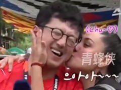 韩国男记者被墨西哥女球迷搂住强吻!!(图)