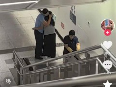 地铁员工拥抱痛哭乘客 温情一幕获赞无数[快讯]