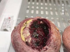 好利来店员回应面包现绿头苍蝇 两分钟内处理并销毁整柜面包[快讯]
