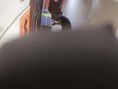 男子潜入住宅楼遮监控翻搜业主鞋柜 物业回应引发争议[快讯]