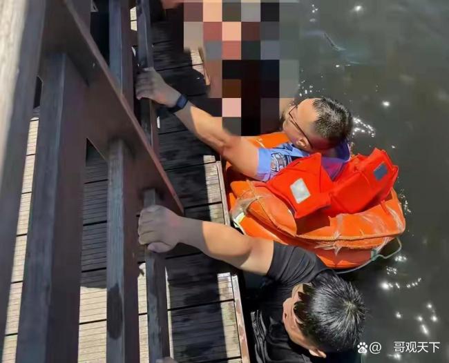 女子一时想不开跳湖轻生，危急时刻所长纵身一跃成功救下一条人命