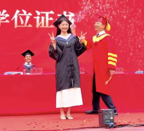 毕业典礼校长用泡泡机送别毕业生 ​网友：这波操作也太暖了