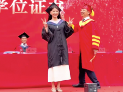 毕业典礼校长用泡泡机送别毕业生 ​网友：这波操作也太暖了[快讯]