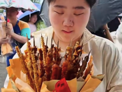 暖心姐姐抱烤串接考 寓意考上了[快讯]