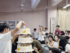 了解：辅导员为212名毕业生准备蛋糕和戒指 深情厚谊暖人心