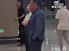 今日说说:姥爷凌晨陪闺女接机 迎接放暑假回家的20岁外孙
