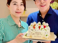 郭晶晶手捧蛋糕为霍启刚庆47岁生日，跳水皇后的温柔一面！