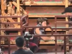 王力宏演唱会摔倒 面部出血 ！！（图）