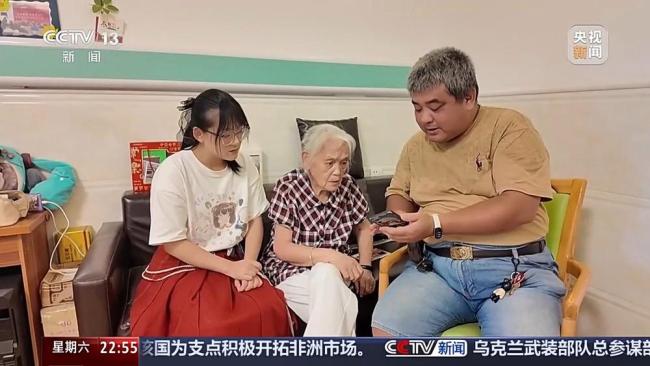 奶奶删了77万条未读又来3万 老年人遭遇&ldquo;数字围猎&rdquo;