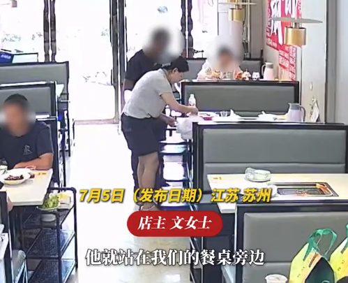 男子讨剩菜被店主赠饭下跪感谢 店主回应
