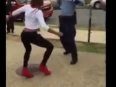 聊聊:美国一女警被多名黑人围殴 相关现场片段在网上传得满天飞