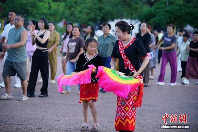瑞丽：目瑙纵歌欢乐跳共绘边疆同心圆