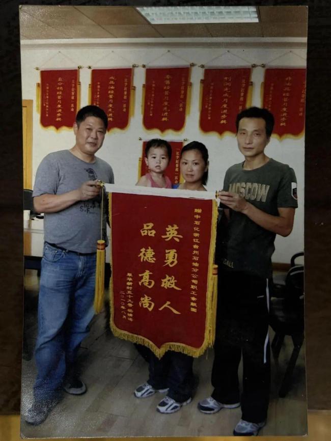 大叔跳江救的女娃今年考上北大了 16年守望结出硕果