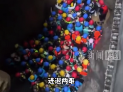 说说:景区回应298元溪降变泡水排队：拥堵因有游客想挑战跳台又不敢跳，游客可跳可涉水通过