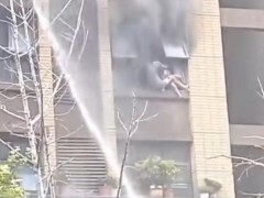 说说:小区火灾女子带娃窗外避险跌落 母子二人坠楼获救