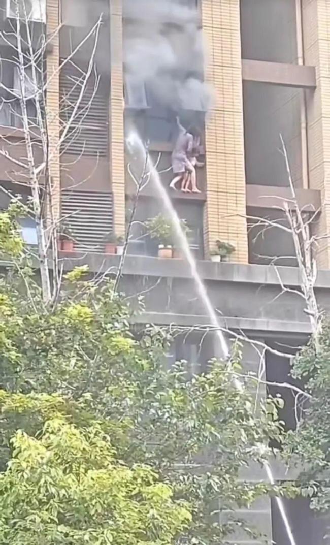 连云港火灾女童父亲成功逃生 母女不幸坠楼引发关注
