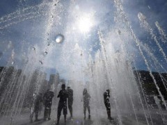 [快讯]韩国气温飙至42.5℃ 打破122年纪录 连续五天超40℃