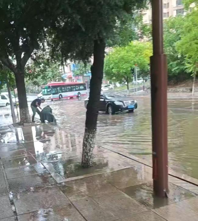 大连急雨中的&ldquo;最美弯腰&rdquo;