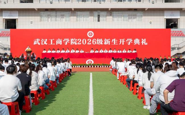 开学典礼上校长约新生一起晨跑