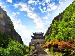 ✔剑门关高铁站游客排队背诵《蜀道难》 诗词游成新风尚