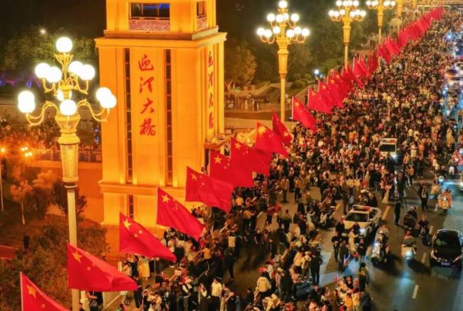 国庆太原迎泽大桥人气爆棚