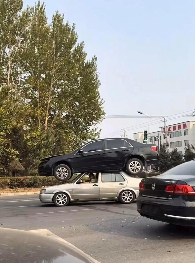 长春一小车顶着另一辆小车行驶