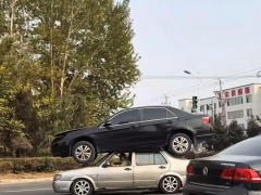 【快讯】长春一小车顶着另一辆小车行驶 视频引网友热议